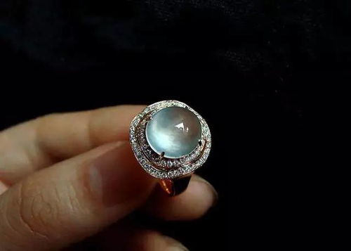 为什么珠宝玉石不用黄金镶嵌？深入解读材质选择背后的讲究